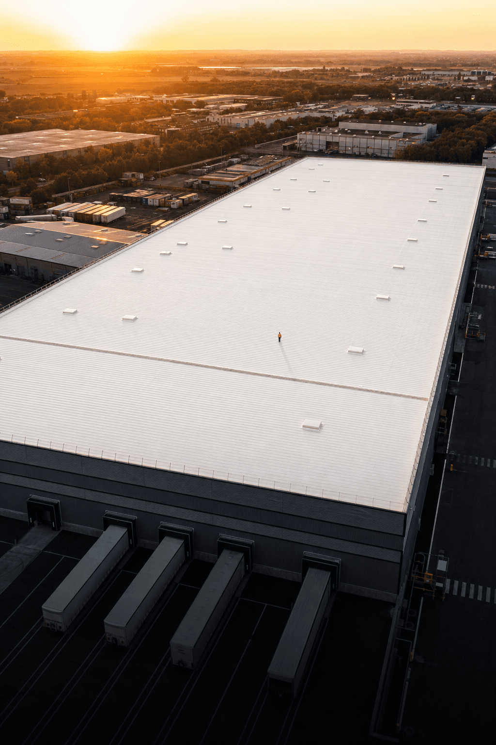 Toiture-terrasse d'un bâtiment industriel traitée en cool roof