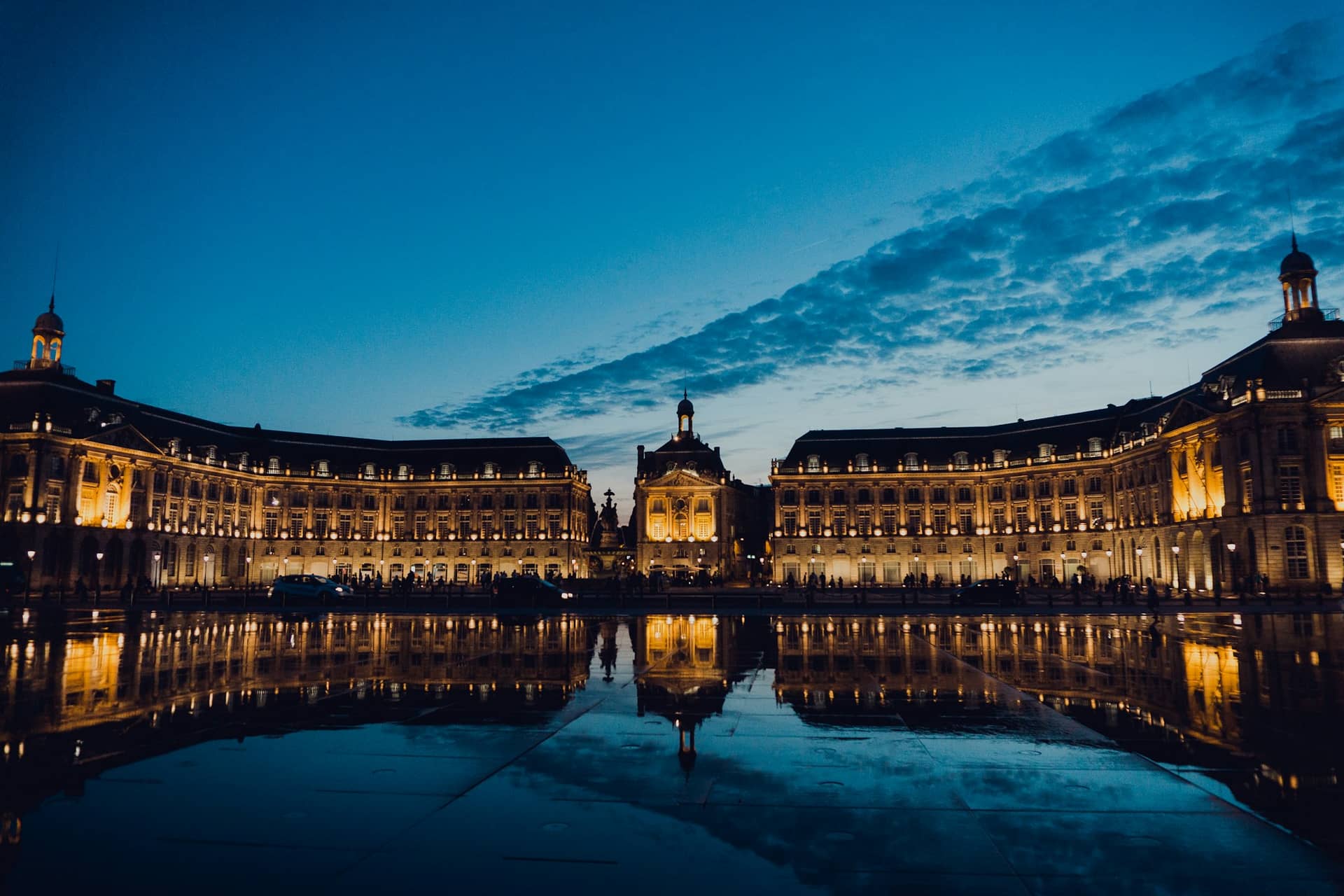 Architecture de Bordeaux reflétée sur l’eau