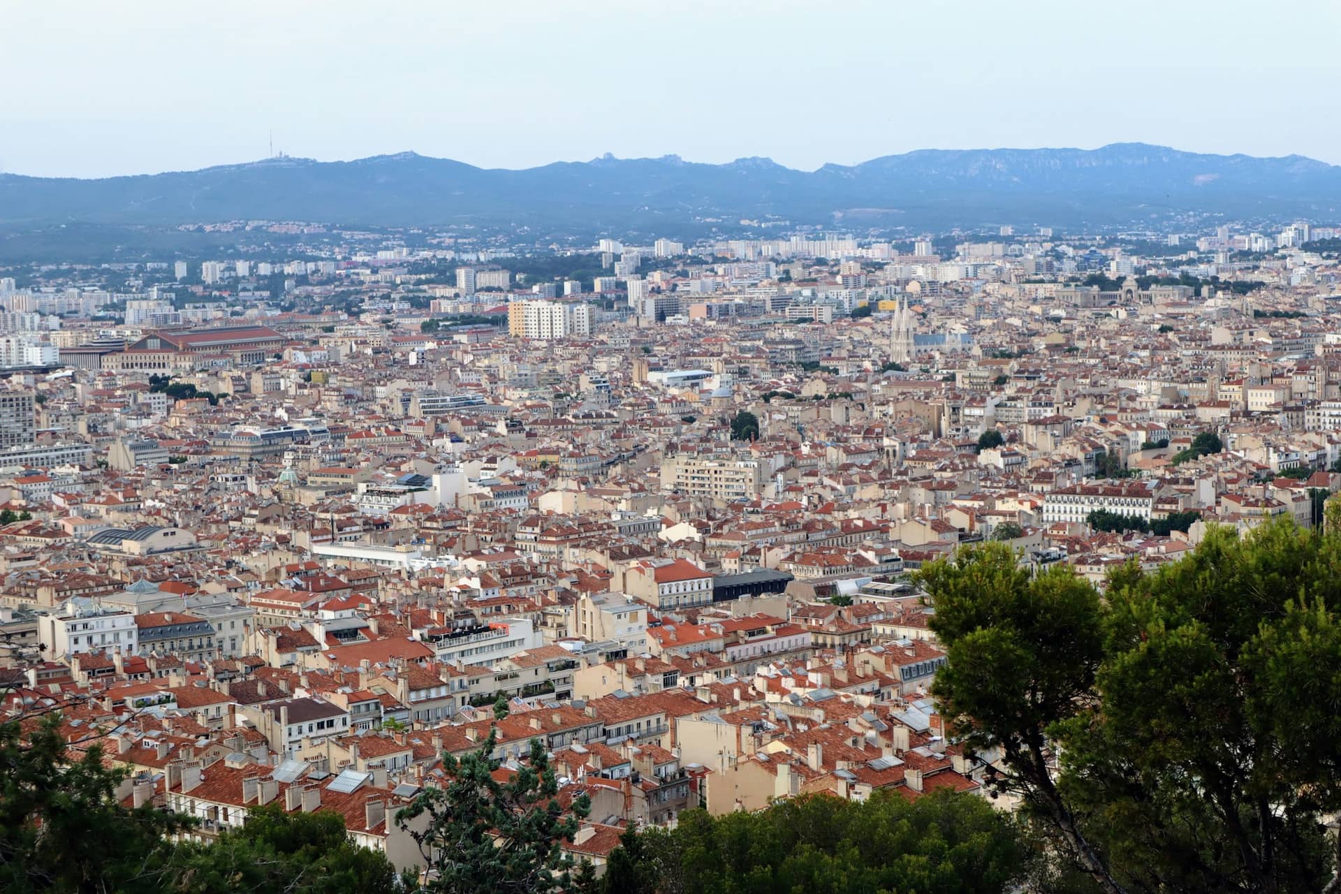 Panorama urbain de Marseille avec reliefs en arrière-plan