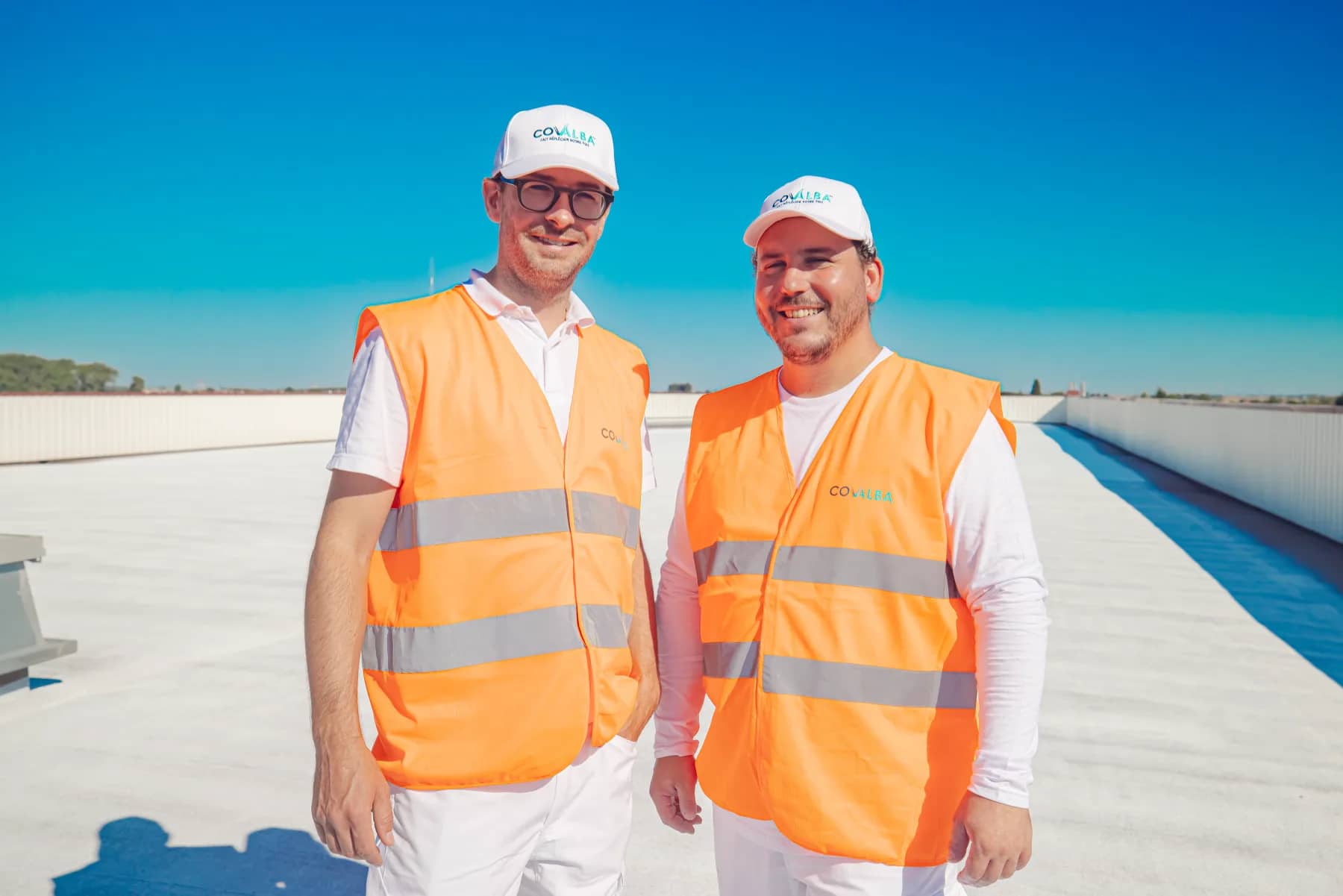 Maxime et Bertrand, fondateurs de Covalba, sur une toiture