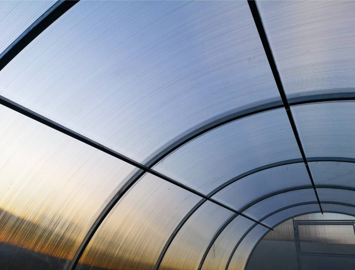 Toit en polycarbonate : avantages et inconvénients