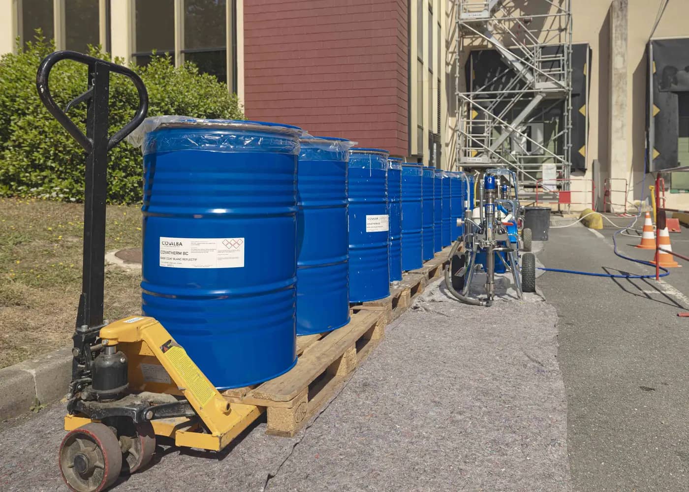 Produits Covalba et machine airless préparés pour chantier
