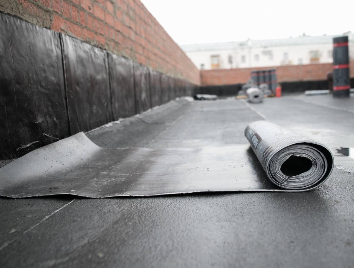 Étanchéité du toit-terrasse en copropriété : responsabilité, méthodes et cool roof