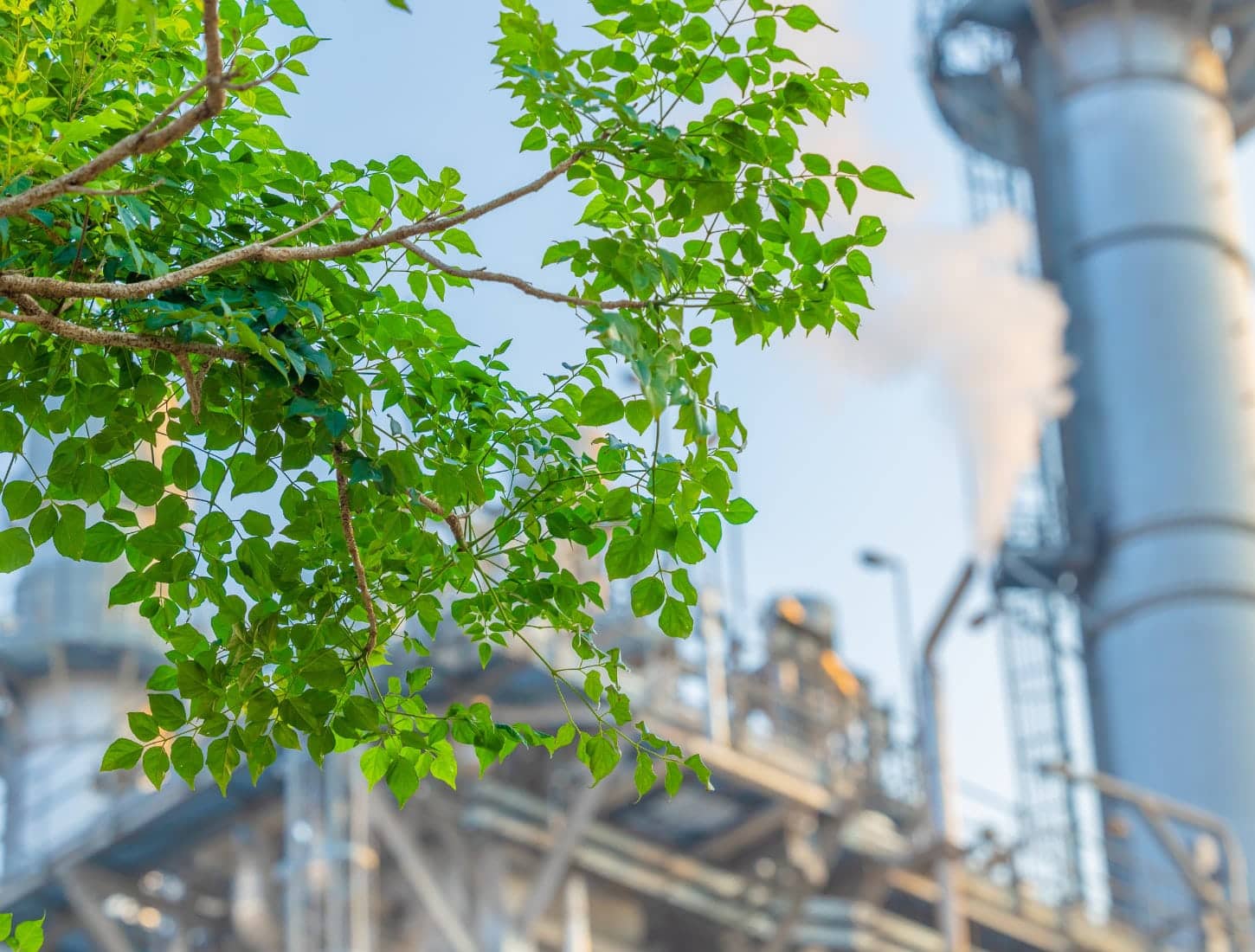Décarbonation de l'industrie : avantages, cadre réglementaire et leviers concrets